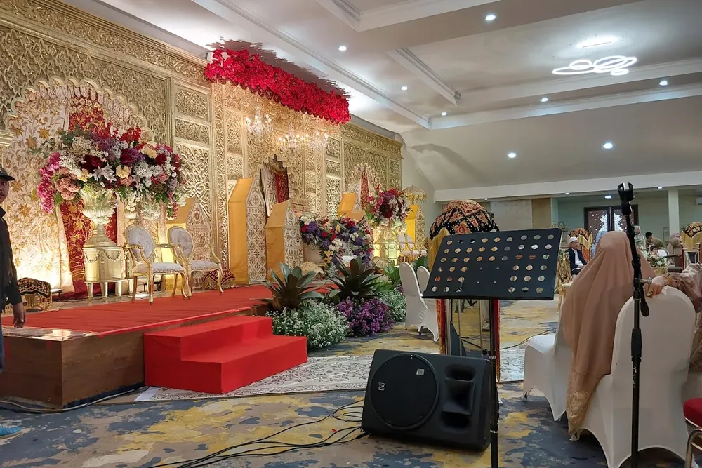 Cut-Nyak-Dhien-Ballroom-3